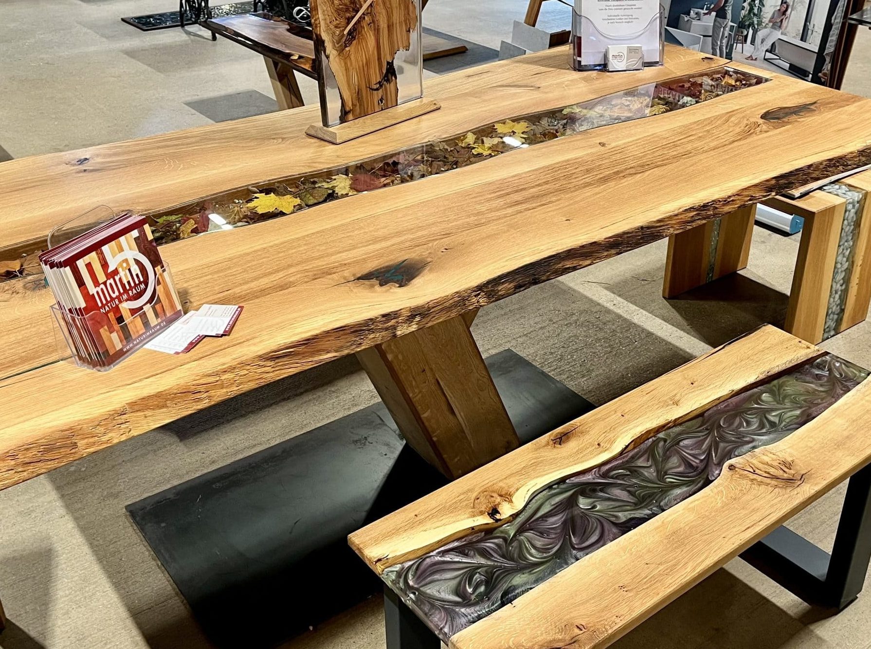 Ein Holztisch mit Bänken und einer zusätzlichen Bank aus Holz.